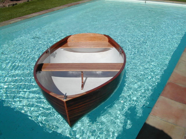 Annexe en acajou, &agrave; rames, voile ou moteur, longueur 2m30, poids 40kg