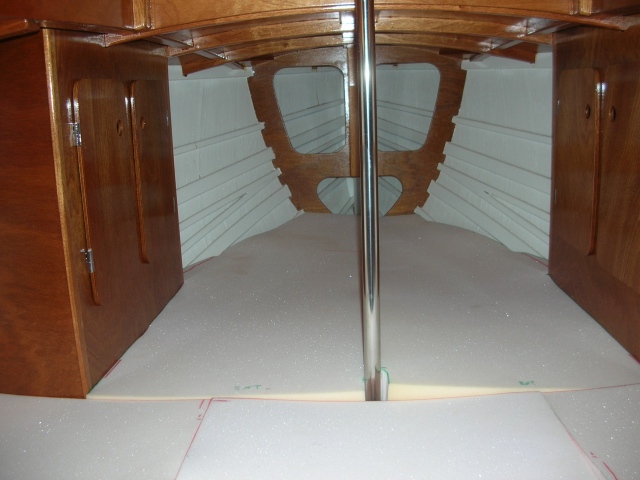 Equip� de quatre couchettes, deux penderies pour le rangement, il est possible d'y installer un coin cuisine, un WC.