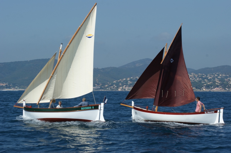 A construction in cold moulded mahogany. 3 crossed layers, glued with epoxy, using a vacuum pump system for good results. The mahogany frames are then attached to the hull, joining the keel, stem and stern post.