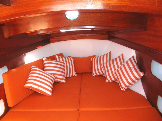 L'int&eacute;rieur de la Version Cabine, vue vers l'avant, grand lit confortable&nbsp;&hellip;