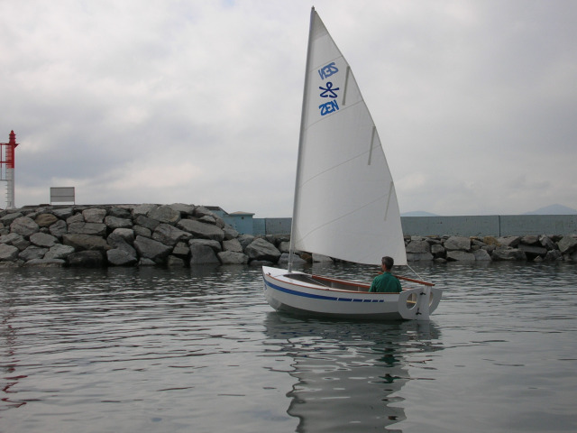 "Zen" built in Plywood-Epoxy, LOA 3m80, Beam 1m60, Displacement 100kg, unsinkable, adjustable sail area, no centre-board case...